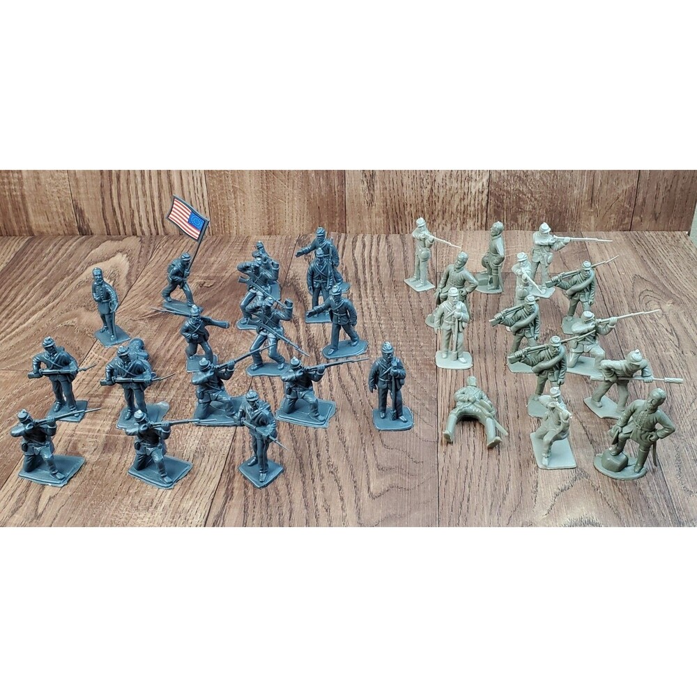 Civil War Plastic Toy Soldiers Army Men Includes Both Flag Bearers Lot of 30+